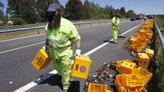 Un cami�n pierda la carga por esquivar a otro parado en el arc�n