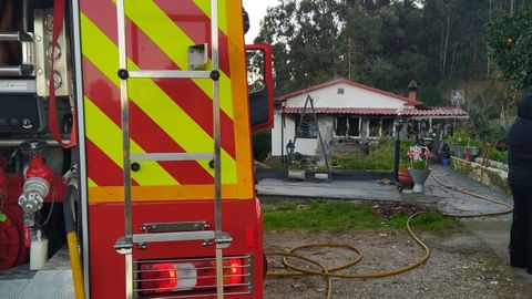 Arde una casa en Neda, esta ma�ana.