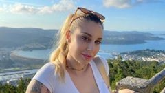 Gemma Collado, en una de sus visitas a A Mari�a, con la r�a de Viveiro al fondo