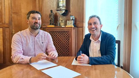 El alcalde de Vald�s, �scar P�rez; y el�consejero de Ordenaci�n de Territorio, Urbanismo, Vivienda y Derechos Ciudadanos, Ovidio Zapico