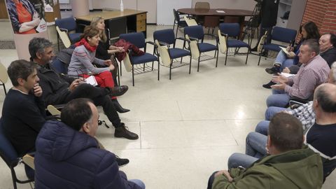 Marta Lois con el comit� de empresa de Navantia en Ferrol; a la derecha, su presidente, Carlos D�az.