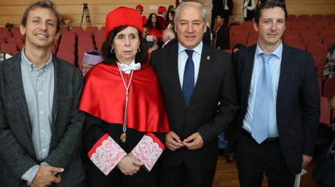 Mar�a Emilia Casas, con el alcalde, segundo por la derecha, en la investidura