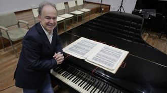 Rogelio Groba, con partituras que su padre escribi en tinta china