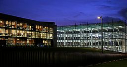 Zara.com, 63.000 metros cuadrados en Arteixo. El edificio, que est� en construcci�n, albergar� las infraestructuras necesarias para las producciones audiovisuales que realiza habitualmente la compa��a. La direcci�n de la multinacional asegura que estar� dotado con los sistemas m�s avanzados de ecoeficiencia, tanto en su construcci�n como en su posterior gesti�n de residuos y de energ�a