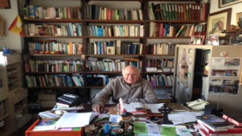 El Padre Fueyo posa en su despacho