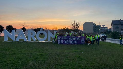 Un centenar de personas participan en la Marcha pola Igualdade contra a Violencia de Xenero en Narn