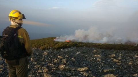 Un trabajador de las BRIF en el incendio de Seroiro, en Ibias.Un trabajador de las BRIF en el incendio de Seroiro, en Ibias