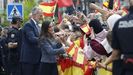 El rey Felipe VI (i, atr�s) y la reina Letizia (c) saludan a la multitud que espera su llegada ante el Ayuntamiento de CEuta