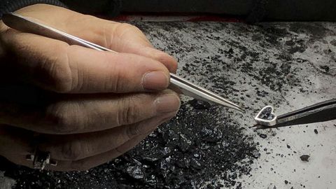 Joyas elaboradas con carbón de hulla en forma de corazón