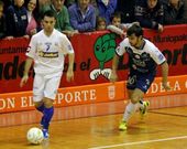 Cuco, que reaparec�a ayer despu�s de dos partidos sin entrar en la convocatoria, conduce la pelota.