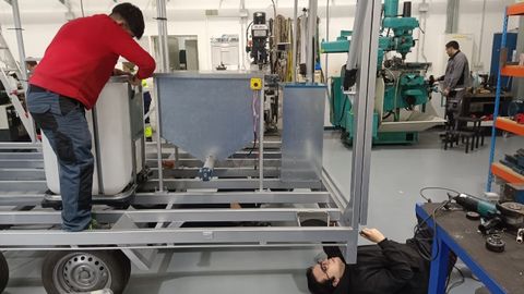Dous alumnos do CIFP Ferrolterra traballan na construci�n�da estrutura que facilitar� empregar cabras nas labores de roza de montes