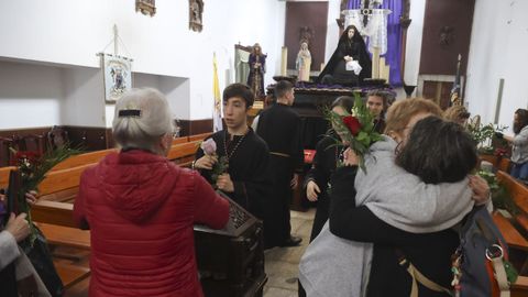 Flores y abrazos en las Angustias.