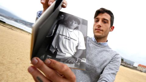 Joshua Mateo, con un libro dedicado a su madre.