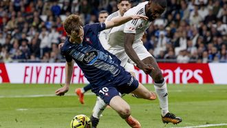 Swedberg y Rudiger pugnando por un bal�n en el partido de la primera vuelta