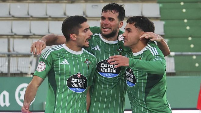 Pascu, Escobar y &Aacute;lvaro Gim&eacute;nez celebrando un gol.