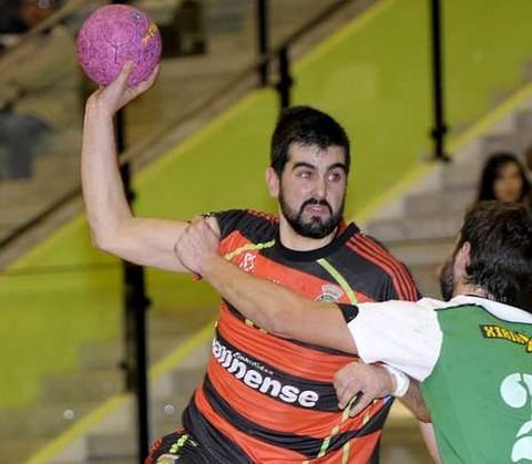 Pachi -en la foto en un partido anterior-, fue el m�ximo goleador.