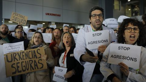 Foto de archivo de una protesta en el Chuac tras la agresi�n a un enfermero y a un vigilante de seguridad en febrero del 2025