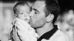 Mikel Merino, en brazos de su padre antes de un partido del Celta en Bala�dos