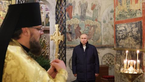 Putin durante la celebraci�n de la Misa del Gallo ortodoxa en Mosc�.
