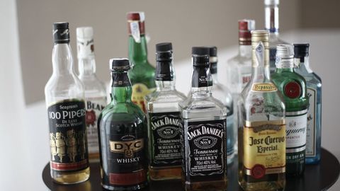 Imagen de archivo de botellas de alcohol