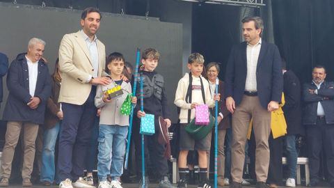 Vencedores en la categor�a infantil del concurso de pesca