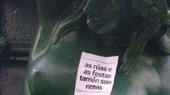 Pegatina en la fuente de Diana Cazadora, en Betanzos.