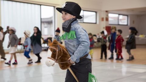 El CRA Ponte da Pedra (Carballo) celebra su entroido en el mercado