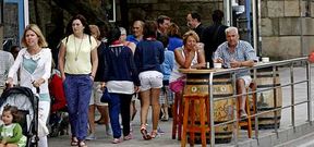 La lluvia del sbado no impide que la gente salga al paseo de Silgar. 