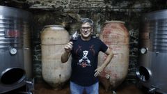 Fern�ndez, en la bodega. Su camiseta lo dice todo: v de vendimia