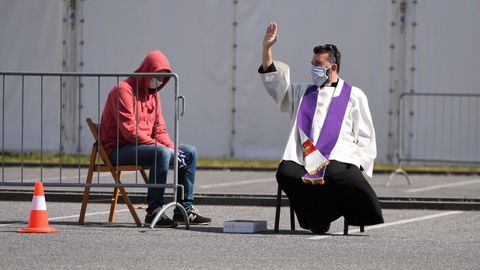 En Varsovia, las confesiones de Viernes Santo se trasladaron a un aparcamiento