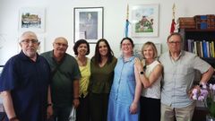 Fernando Ocampo de Memoria Histórica junto a los familiares de los tres hermanos represaliados: Ramón, Carmen, Cecilia, Sonia, Adelaida y Miguel.