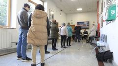 Una cola para votar poco antes de las dos de la tarde en una de las mesas del colegio electoral del Ayuntamiento de Monforte