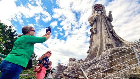 Turistas visitando el monumento de la Virgen de la Roca