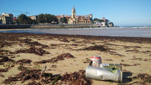 Basura arrastrada por la marea�a la playa de San Lorenzo de Gij�n.Basura arrastrada por la marea a la playa de San Lorenzo