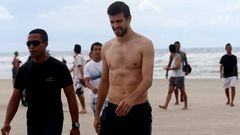 Gerard Piqu� camina por la playa de Futura