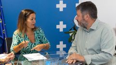 La conselleira�do Mar, Marta Villaverde, y el alcalde de Outes, Francisco Calo