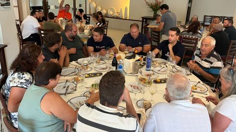 Asistentes a la comida de confraternidad en Trives.