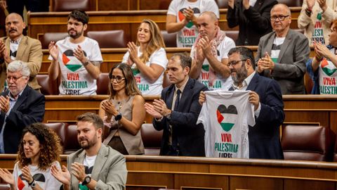 Varios diputados de Sumar muestran camisetas a favor de Palestina, durante el debate previo a la votacin del embargo de armas a Israel en el Congreso.