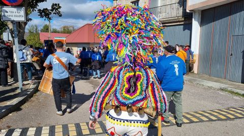 Ourense demuestra que es tierra de entroido.El fuli�n de Vilari�o de Conso en el desfile de Manzaneda.