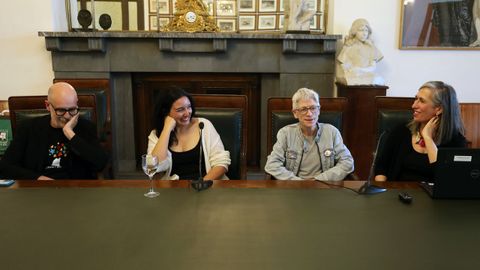 O editor de Mar Maior, Marcos Calveiro; a autora de &laquo;Runr&uacute;n&raquo;, Ana Varela, a autora de &laquo;Las Jermaine&raquo;, Mar&iacute;a Alonso Seisdedos; e Mar&iacute;a Pereira, directora de Merl&iacute;n Comunicaci&oacute;n, onte en Madrid.