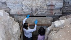 Dos arque�logas trabajando en el acceso a la tumba