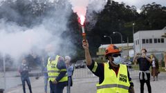 Bengalas para llamar la atencin, en la protesta de este domingo en Xove
