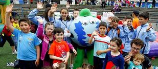 Un grupo de ni�os con la mascota de Voz Natura en la fiesta del a�o pasado.