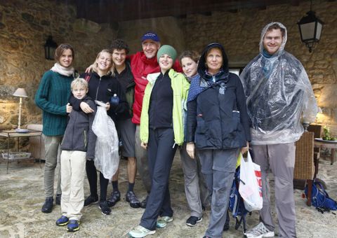 Los miembros de la familia Lobkowicz llegaron ayer por la tarde a Caldas tras la caminata. 