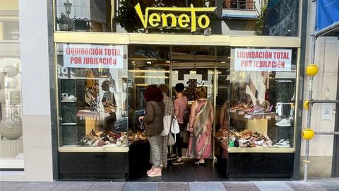 Escaparate de Calzados Veneto, en la calle Ura.