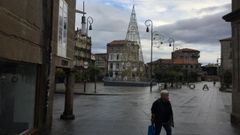 Instalaci�n de la decoracion navide�a 2020 en la Praza da Ferreria, en Pontevedra