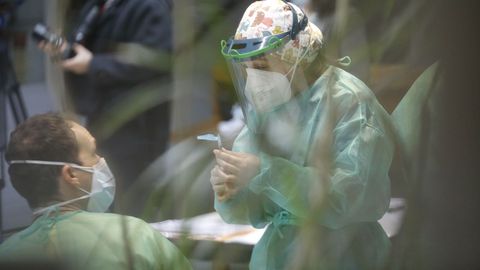 Entre la primera y la segunda dosis de la vacuna de Pfizer tienen que pasar 21 das. En la imagen, trabajadores de la residencia Porta do Camio de Santiago reciben la segunda dosis de la vacuna