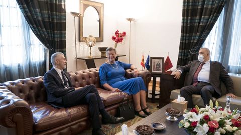 El ministro del Interior, Fernando Grade Marlaska con la comisaria de Asuntos de Interior de la Unin Europea, Yiva Johansson y el ministro de Interior marroqu, Abdeluafi Lafit en la reunin que mantuvieron en Rabat