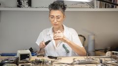 �ngela Lago trabajando en uno de sus dise�os.
