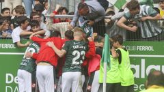 Jugadores del Racing abrazan a un aficionado tras el tanto que los aup� al liderato en A Malata.